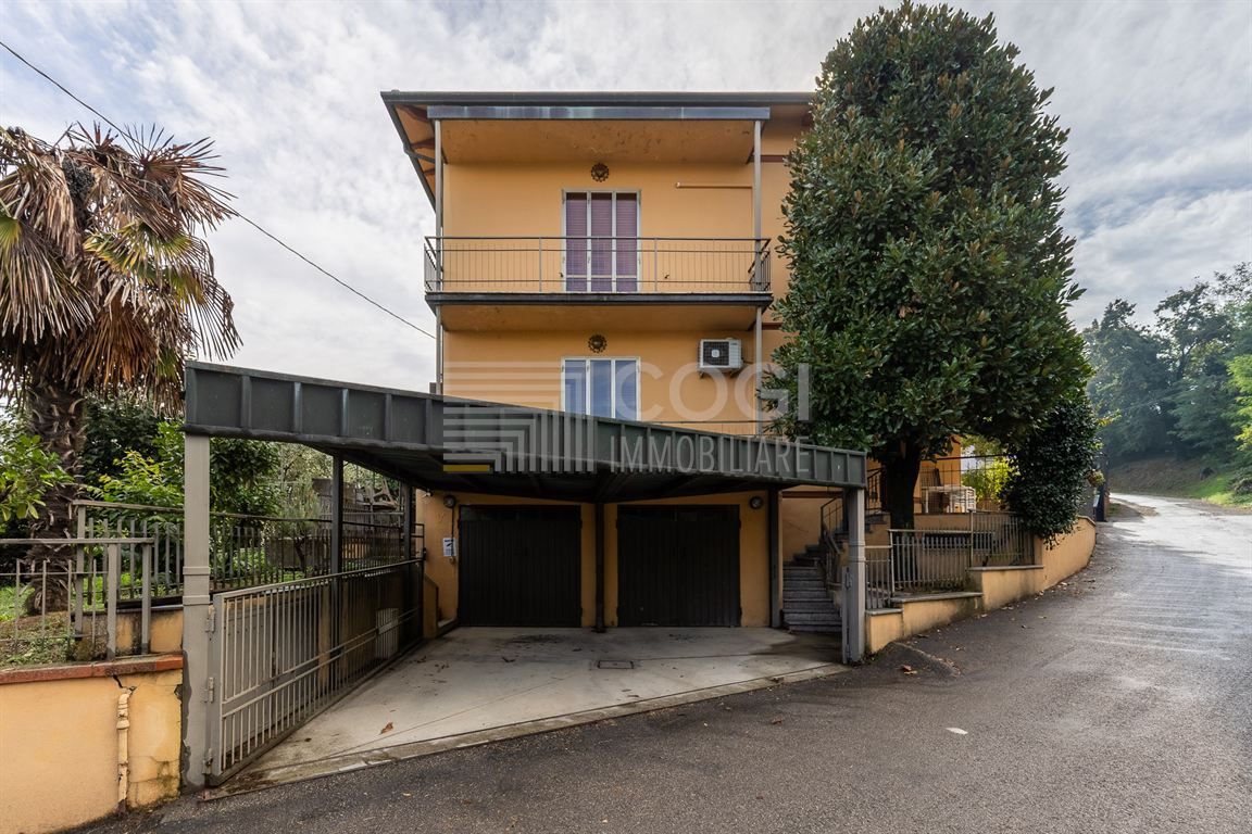 IMOLA - AMPIA CASA BIFAMIGLIARE TERRA-CIELO CON GIARDINO E DOPPIA SOLUZIONE ABITATIVA