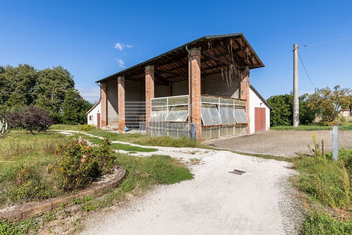 Magazzino con giardino