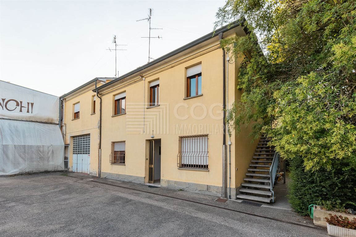 Casa Indipendente Bifamiliare con Cantina Vitivinicola