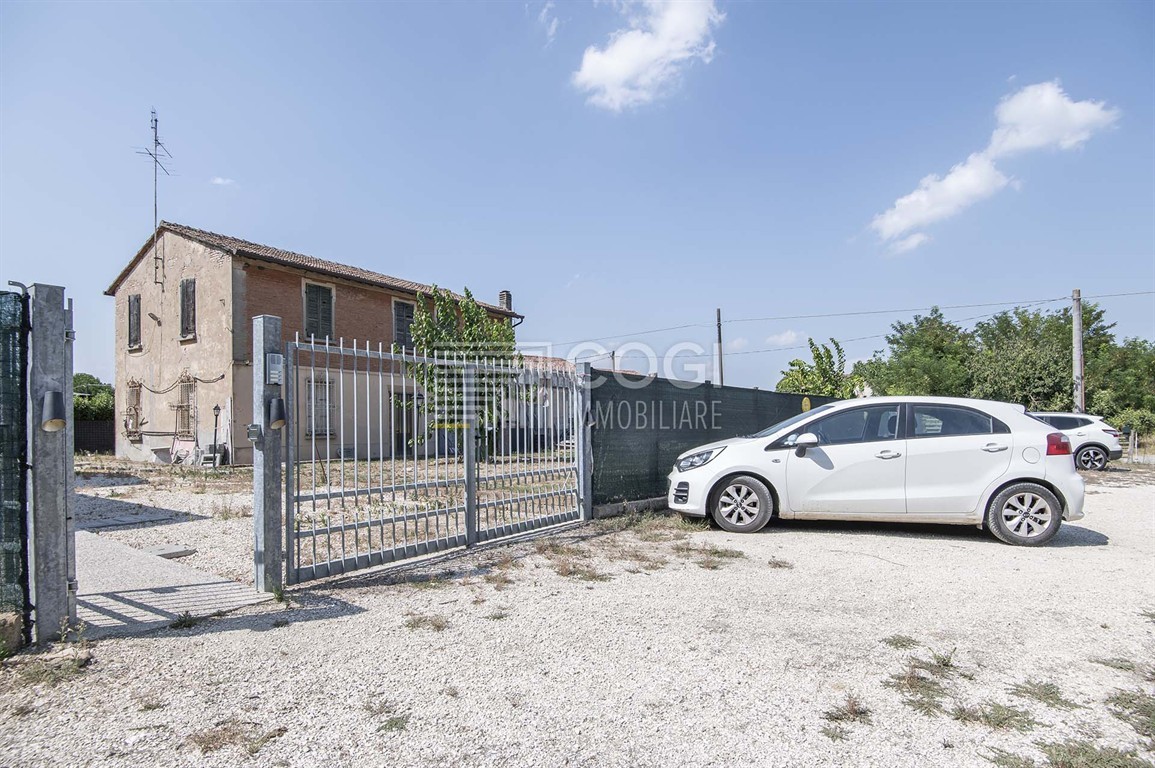 Rustico da ristrutturare nelle campagne di Solarolo