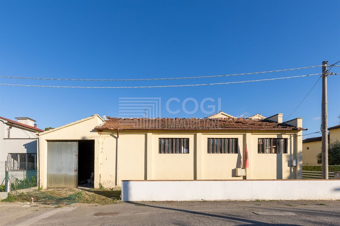 Capannone ad uso deposito