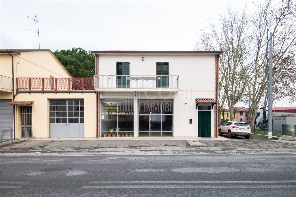 Locale commerciale di ampia metratura con elevata visibilità