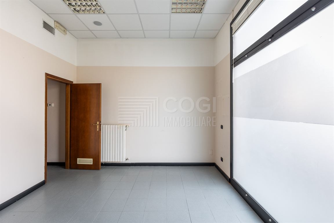 IMOLA - UFFICIO PRONTO ALL'USO IN POSIZIONE STRATEGICA