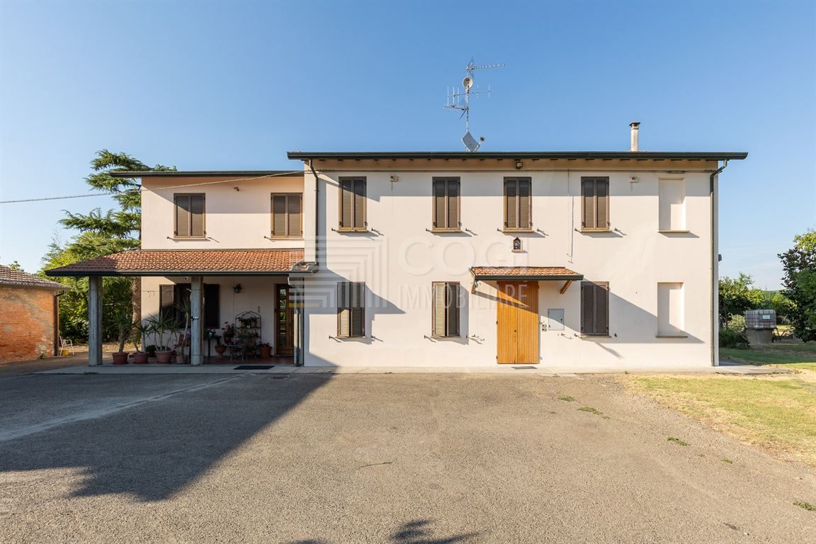 Bifamiliare con Giardino Privato e Ampi Spazi per Ogni Esigenza!