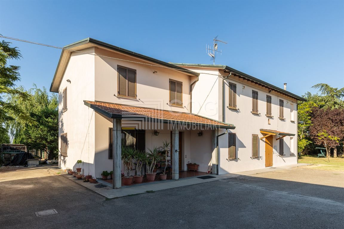 Ampia Porzione di Casa con Giardino e Servizi