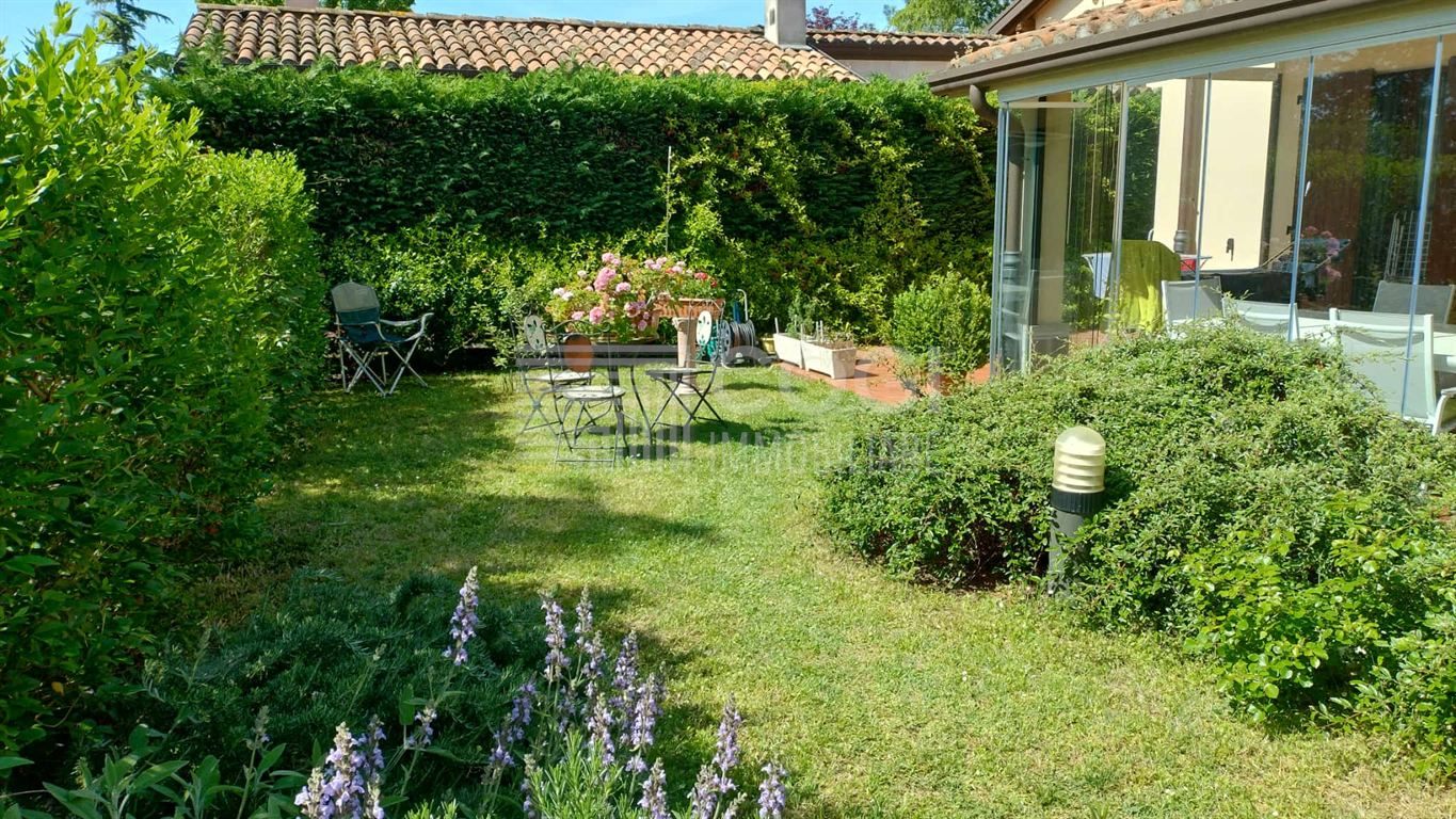 Esistono case che si visitano. E poi ci sono case che si vivono ancora prima di entrarci.