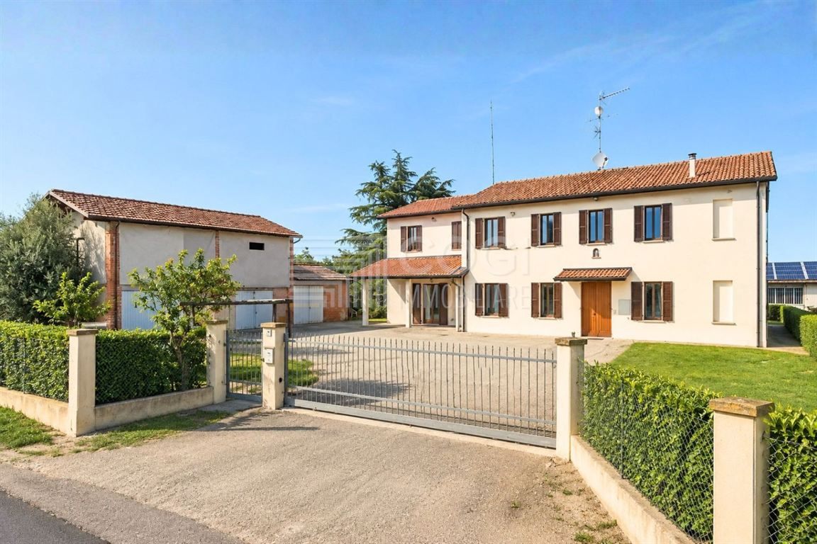 Bifamiliare con Giardino Privato e Ampi Spazi per Ogni Esigenza!